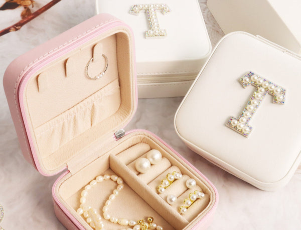 Personalized travel jewellery case with pearl Initial